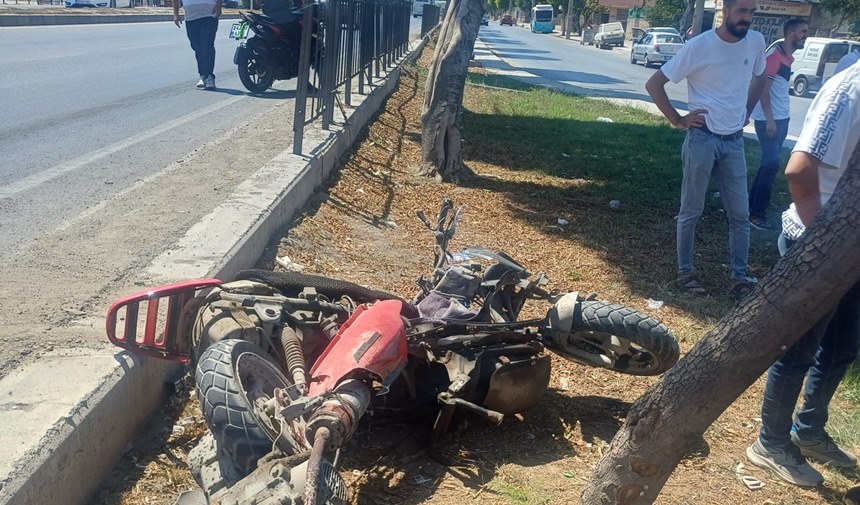 Tarsus'ta minibüsle motosiklet çarpıştı: 1 ölü, 2 yaralı